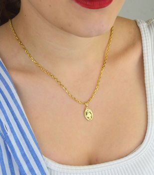 Zawieszka złota damska ZA 1533A 585 – Matka Boska Niepokalana, owalna. Wymiary 2,2 cm x 1,0 cm, waga 1,03 g. Subtelna i elegancka biżuteria religijna, idealna na prezent (1).JPG